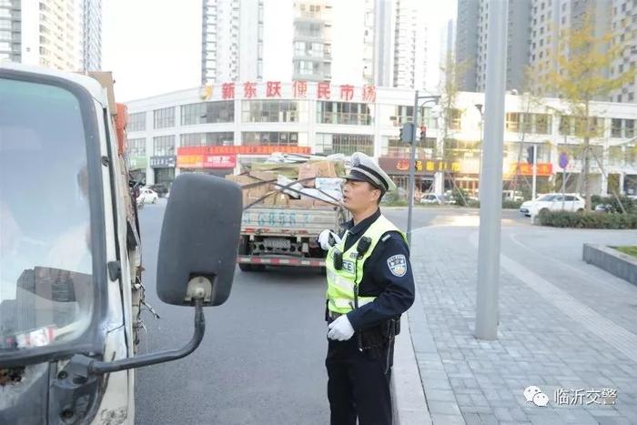 临沂交警持续开展专项行动 严厉打击超限超载货车