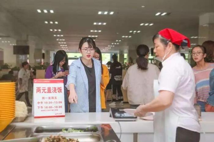 高校食堂“救命饭”火了 便宜到吓人、排长队