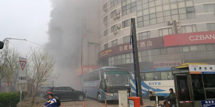 天津南开区一五金城起火 火势蔓延至楼上酒店