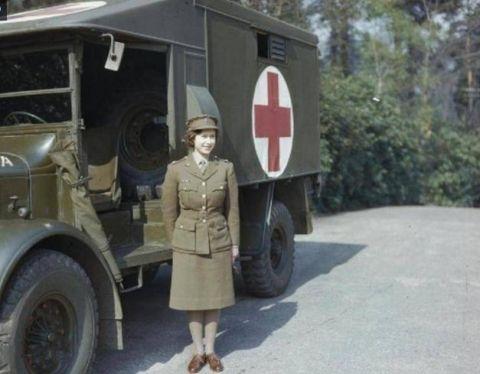 英国女皇名副其实的老司机，无证驾驶70年，90岁开越野车去野