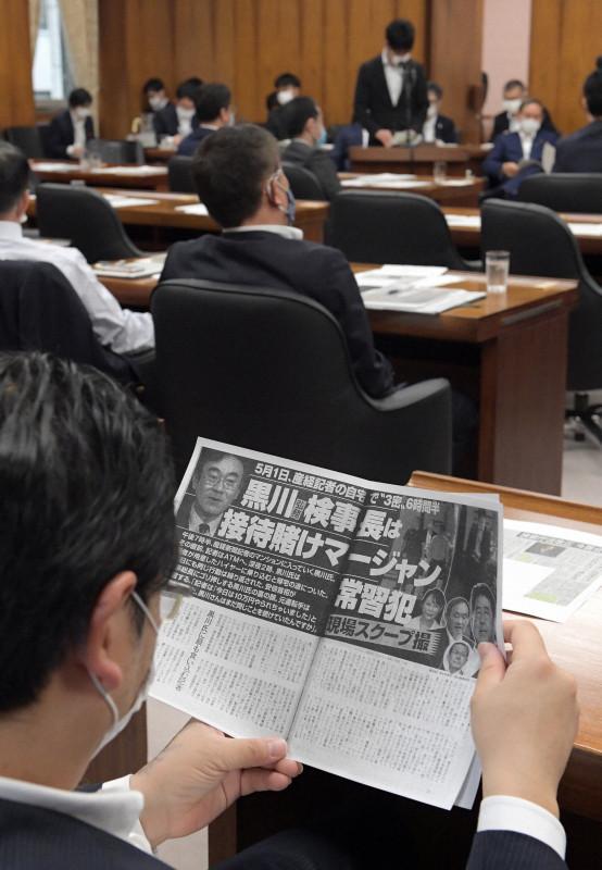 日本国会议员在看20日刊登的相关报道(每日新闻)