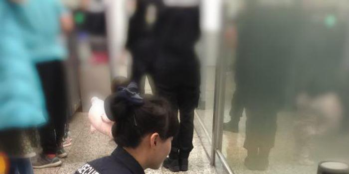 机场安检员短暂的守候 却让他们在深夜里感受