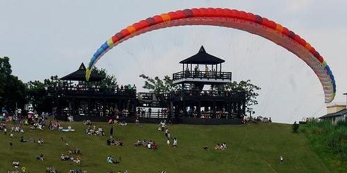 中国公民在马其顿参加滑翔伞比赛受伤 中使馆