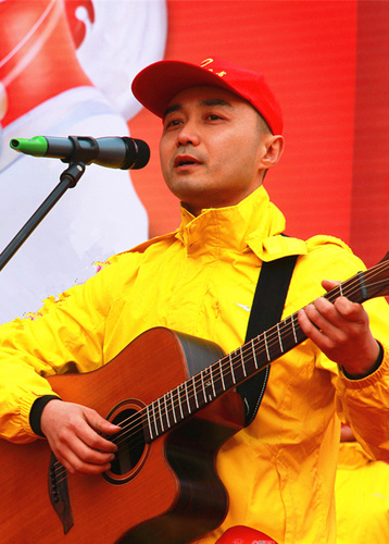 参加中国好歌曲湖北赛区比赛,演唱中英文原创公益歌曲志愿者之歌