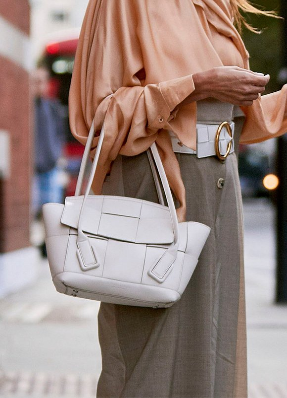 Bottega Veneta Arco 图片来源:Editorilist