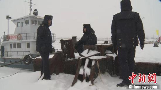 中俄界江暴雪来袭 黑河海事局启动气象灾害应急响应