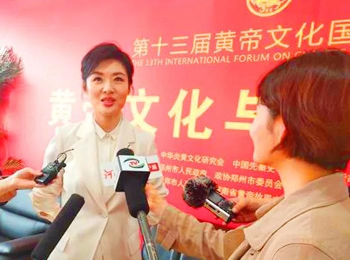 周涛在接受采访(图片来源于大河网)