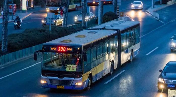 重庆公交车坠江事件后续：女乘客家属求饶，“不要再砸了！”