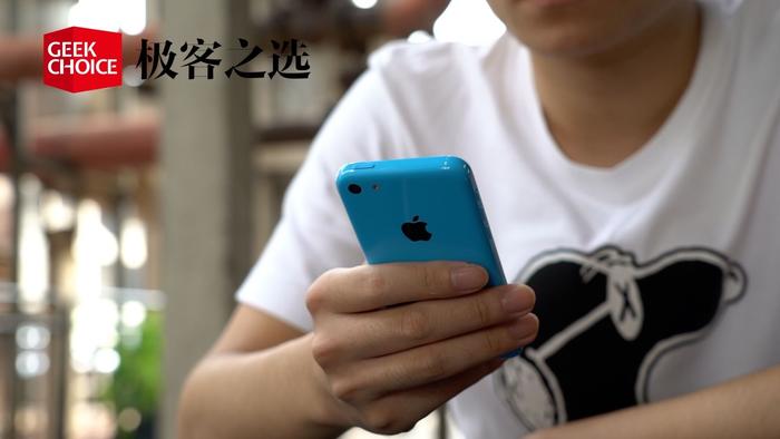 它是多彩 iPhone 的开端，还影响了「真香」的 XR 和 11 | 极客博物馆｜极客博物馆