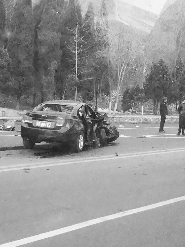 旅顺南路突发车祸 一名司机被困