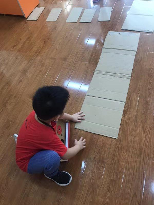 用硬纸板制作的公交车专用道