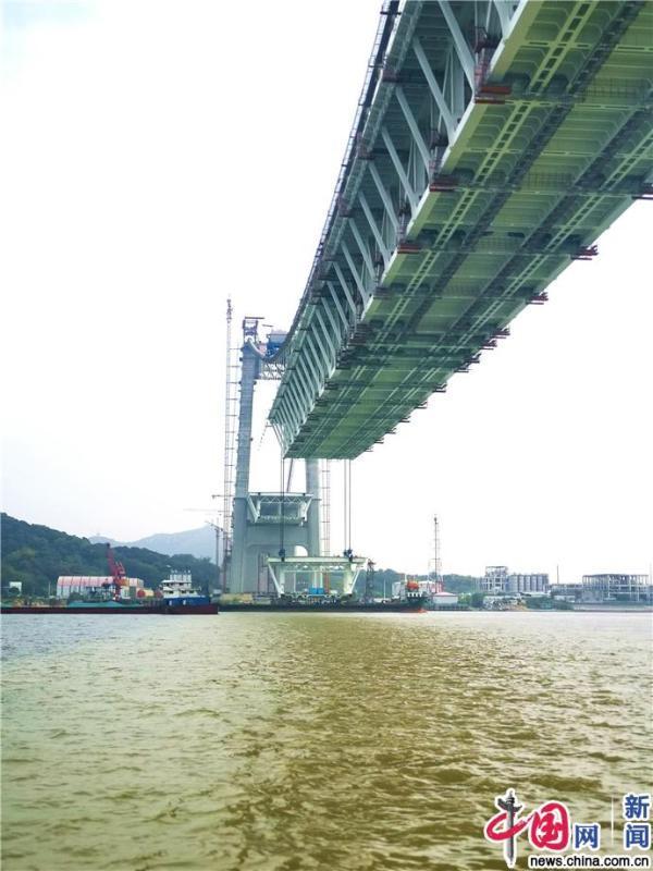 五峰山长江大桥钢梁架设突飞猛进 中跨钢梁架设过半
