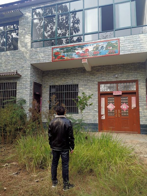 王振杰原准备领回巴新娘后,搬进新房。如今,院里已经荒草丛生。