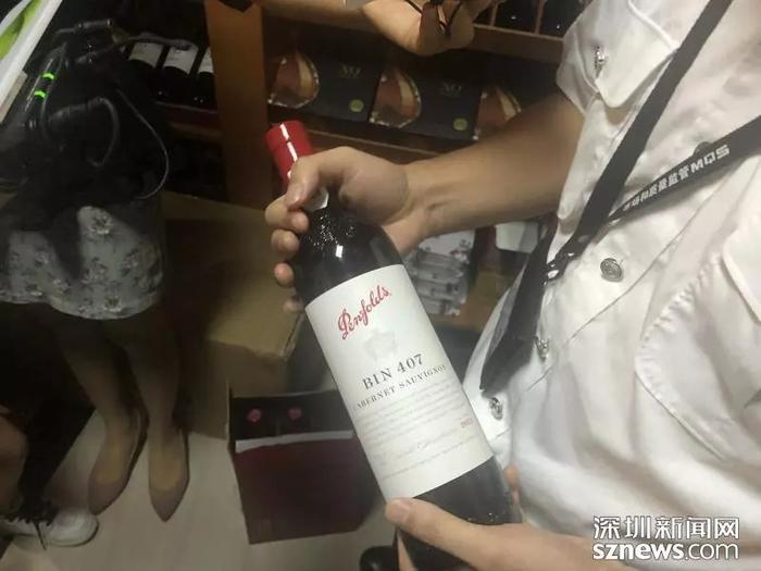 九号查酒丨深圳一商铺查出275瓶假奔富红酒！产品都发霉了…… 奔富 红酒 假酒 新浪新闻