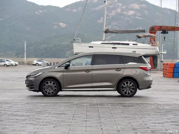 10多万的MPV，6.9秒破百，有6/7座，油耗不到2L/100km