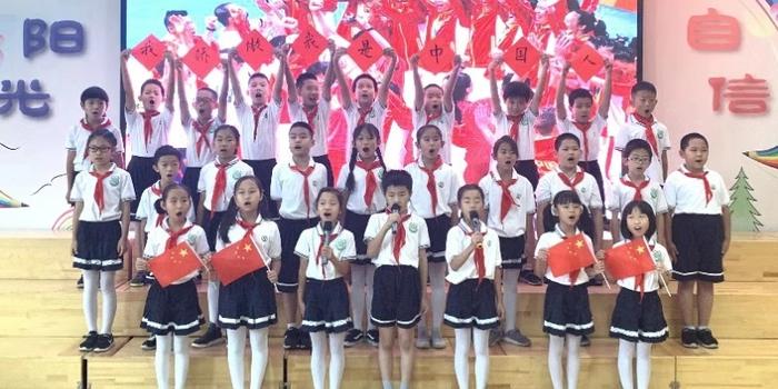 北京小学生同唱红歌庆祝国庆