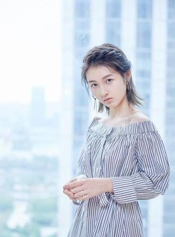 没闺蜜，自称是戏子，张子枫接受采访引热议，究竟是中二还是早熟？