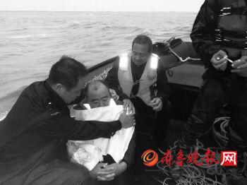 风暴潮来袭,潍坊两男子被困海中 边防民警6小时成功营救