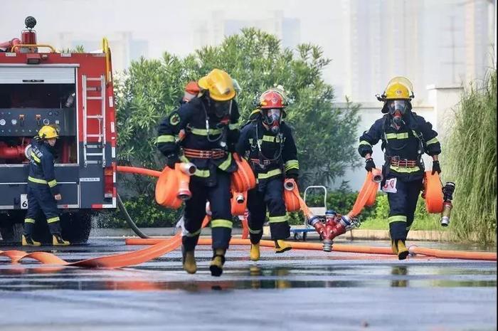 消防战士杨国彬双臂接住坠落群众