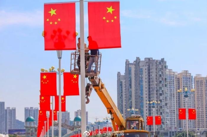 燃！巨幅国旗“亮相”深南大道，深情表白“我爱你中国”