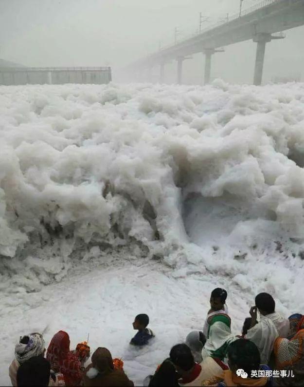 被有毒白泡沫铺满的印度海滩，孩子却把这当成了"游乐场"