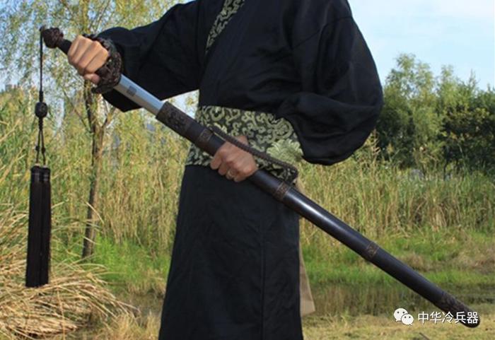 中国传统冷兵器中，刀枪剑戟，你更喜欢谁？