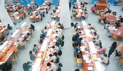 在重庆图书馆自修室,市民正在看书学习。