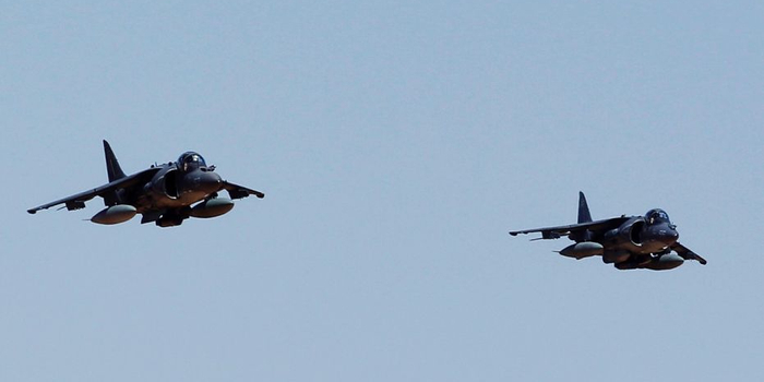 美战机在吉布提训练坠毁 飞行员弹射逃生状态