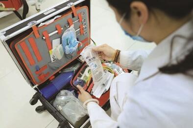 迟来的感谢信催泪机场医生