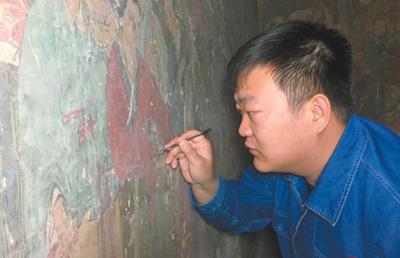 李晓洋在修复壁画 资料图片