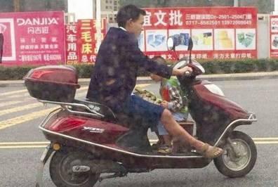 顺德男童被它“咬”住双脚，妈妈一看吓坏了！