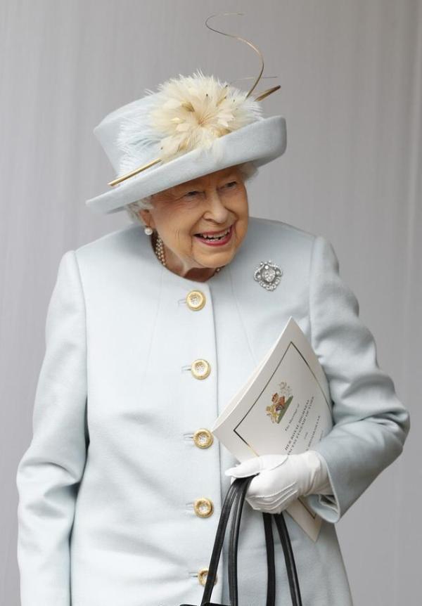 "英国女王真是个好祖母，尤金妮公主大婚戴的祖母绿王冠价值3亿？"