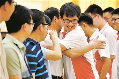 6月6日下午,中国地质大学附属中学教师列队拥抱即将走向考场的学生。