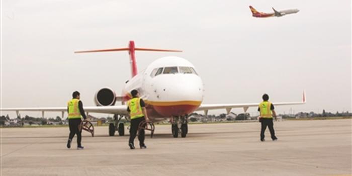 中国首架自主知识产权 民用支线飞机抵达扬州