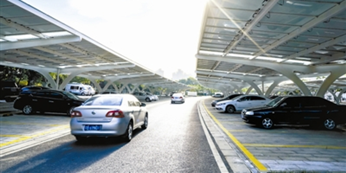 停车场启用光伏发电 日发电量达6000度