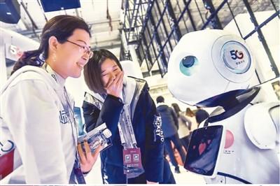参观者在北京举行的2019世界5G大会上了解一款5G机器人。彭子洋摄(新华社发)