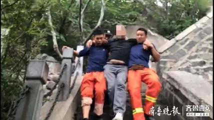 一男子登济南华山时不慎扭脚，消防员担架救援