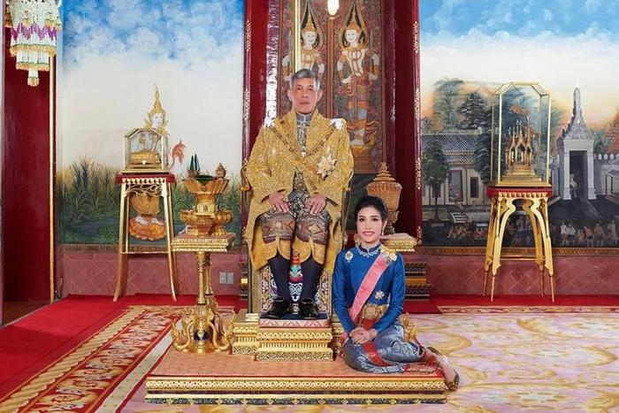 “对国王不忠”，曾爆红网络的泰国贵妃诗尼娜被剥夺王室头衔