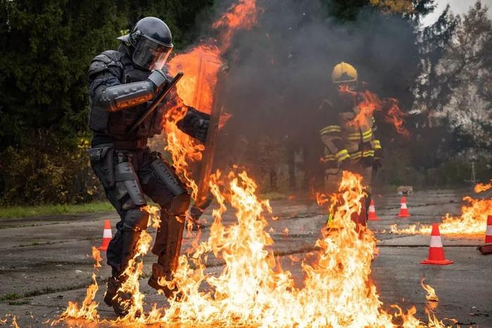 烈火中的恐怖考验：斯洛文尼亚防暴警察训练 必须面对的燃烧瓶