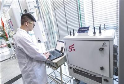 技术人员在5G试验基站测试带宽。 新华社记者 熊 琦摄