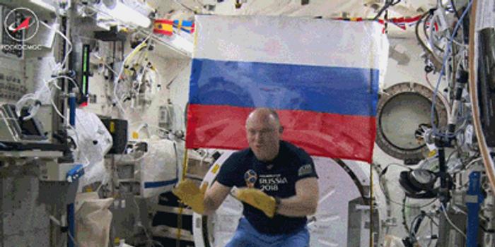 俄罗斯世界杯揭幕战用球送往空间站,东道主宇