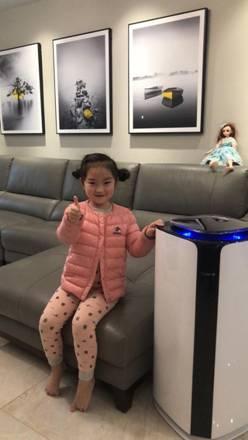 (图为陈先生的女儿使用格力大松空气净化器KJ280F-A01)