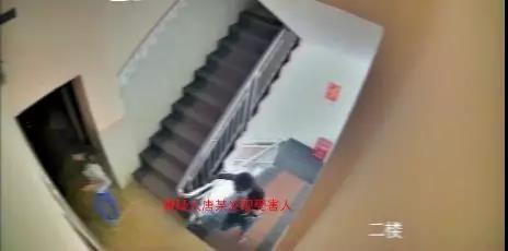 广西一男子酒后持刀欲强暴女服务员 ，监控拍下愤怒一幕