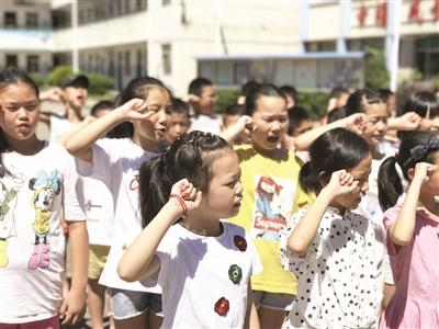 大学生暑期支教 情系留守儿童