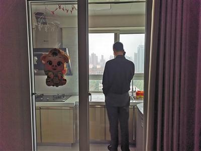冯远在冯洁生前的公寓。新京报记者 周小琪 摄