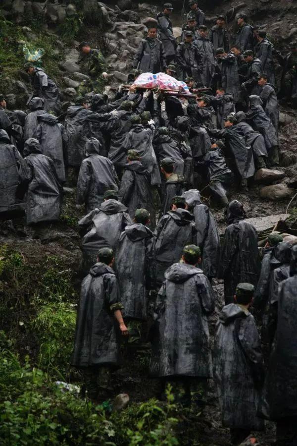 地震现场救援的士兵们