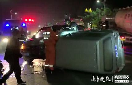 紧急！淄博一路段两辆面包车相撞，其中一车侧翻司机被困