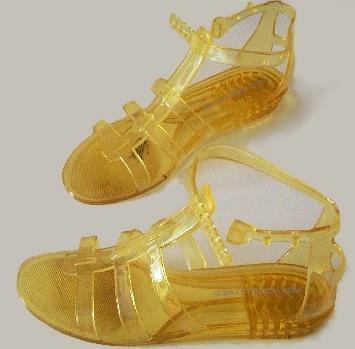 新中国成立70年以来鞋子的变迁史：从草鞋到如今的AJ成时尚标配