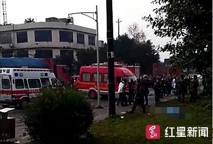 突发！乐山辆一汽车冲上公交站台，连环车祸致7人死亡4人受伤！