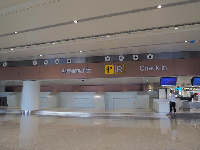 图为大兴机场候机大厅,部分设施暂未开放运营